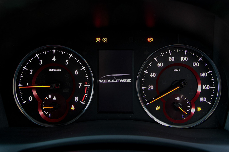 比較としてヴェルファイア ZGのメーターパネルの写真を載せておく。ヴェルファイア ZGのマルチインフォメーションディスプレイには“VELLFIRE”の文字が表われるオープニングアニメーションを用意