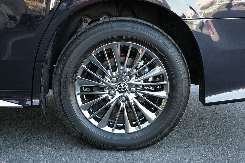 ヴェルファイア Executive Lounge Zのホイール。17インチ6.5J、スパッタリング塗装。タイヤサイズは225/60 R17