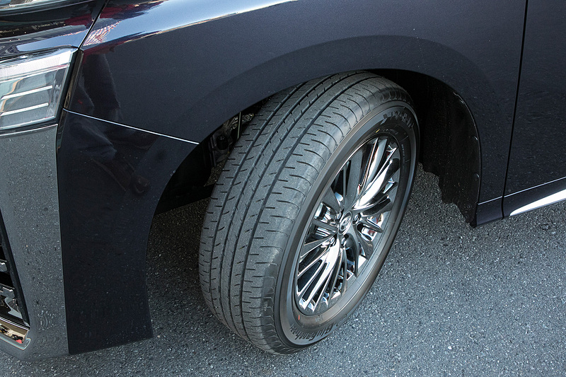 ヴェルファイア Executive Lounge Zのホイール。17インチ6.5J、スパッタリング塗装。タイヤサイズは225/60 R17