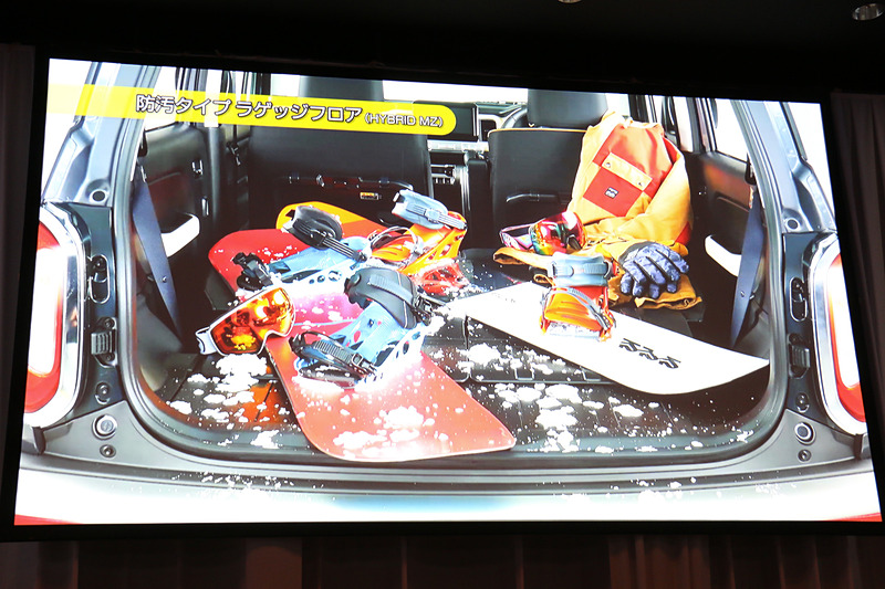 上級グレードの「HYBRID MZ」は「防汚タイプラゲッジフロア」を採用する