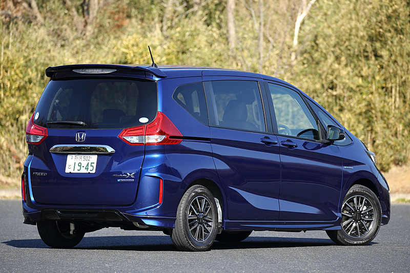 今回試乗したのは12月15日に発売されたコンプリートカー「フリード Modulo X」。ホンダアクセスが開発した専用のカスタマイズパーツを量産過程で装着したモデルで、直列4気筒DOHC 1.5リッター直噴エンジンにCVTを組み合わせるガソリンモデル（283万680円～285万2280円）と、直列4気筒DOHC 1.5リッターアトキンソンサイクルエンジンにモーター内蔵7速DCTを組み合わせたハイブリッドモデル（313万920円～315万2520円）を設定。ボディサイズは共通の4290×1695×1710mm（全長×全幅×全高）、ホイールベースは2740mm