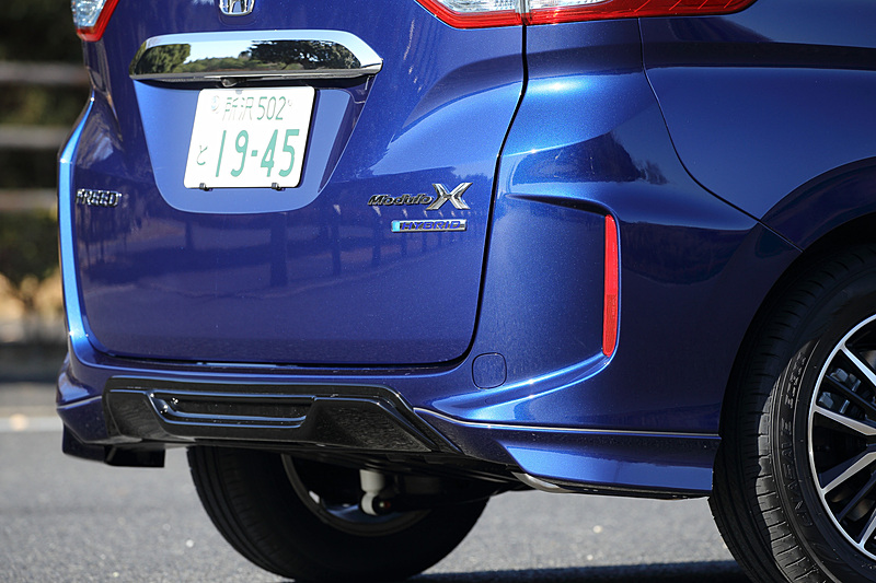 リアまわりではリアロアスカート、テールゲートスポイラーが専用品になるとともに、「Modulo X」の専用バッヂも与えられる