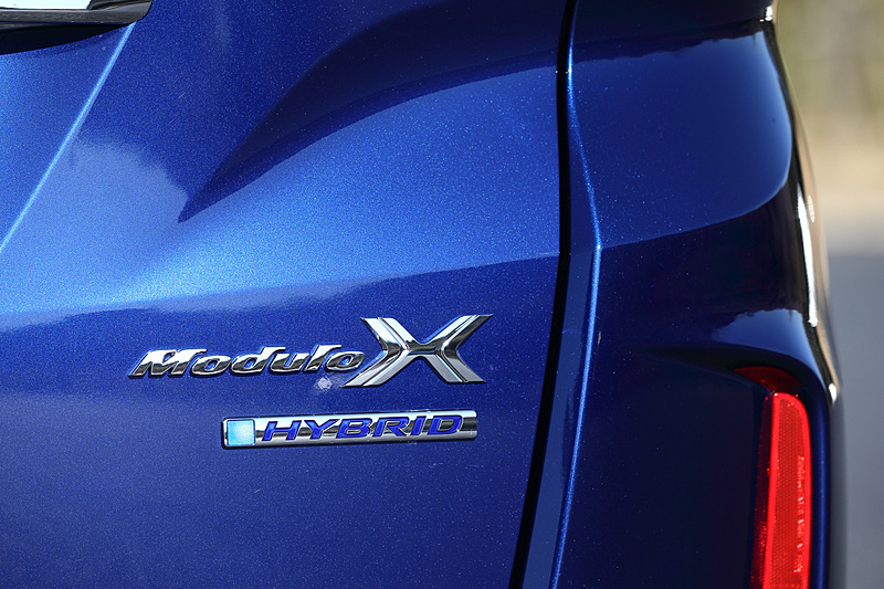リアまわりではリアロアスカート、テールゲートスポイラーが専用品になるとともに、「Modulo X」の専用バッヂも与えられる