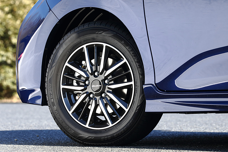 15インチの専用アルミホイールは軽量化と同時に剛性を最適化。タイヤはダンロップ「ENASAVE EC300」（185/65 R15）を組み合わせる。サスペンションは専用セッティングのショーワ製で、車高はベース車から変動しない