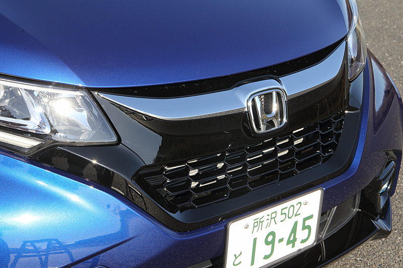 空力性能にこだわったというエクステリアでは、空気がスムーズに剥離するようにデザインされたフロントエアロバンパーや、ハニカム形状のフロントグリルを採用。空気を車体の下面にも導き、リフトバランスを最適化したという