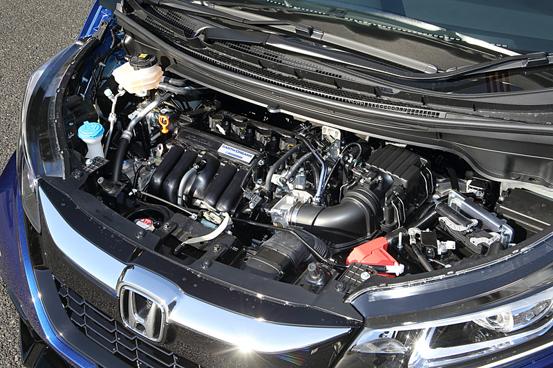 撮影した「HYBRID ModuloX HondaSENSING」はパワートレーンに直列4気筒DOHC 1.5リッターアトキンソンサイクルエンジンにモーター内蔵7速DCTを組み合わせる。エンジンの最高出力は81kW（110PS）/6000rpm、最大トルクは134Nm（13.7kgm）/5000rpm。モーターの最高出力は22kW（29.5PS）/1313-2000rpm、最大トルクは160Nm（16.3kgm）/0-1313rpm