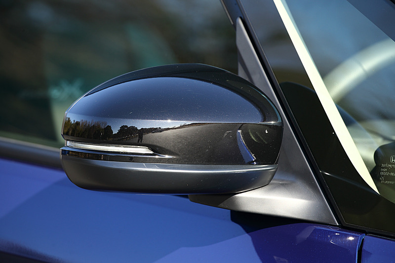 専用ドアミラーはプレミアムスパークルブラック・パールに塗装される