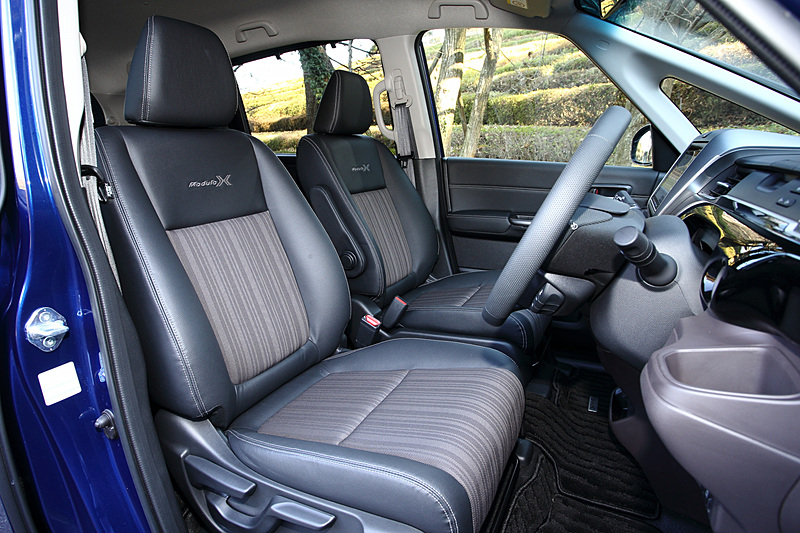 インテリアカラーは専用のブラック＆モカカラー。ピアノブラック調のインテリアパネルやブラック/モカのシート表皮を採用する