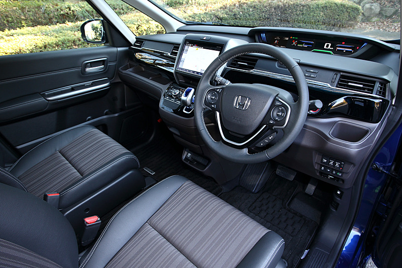 インテリアカラーは専用のブラック＆モカカラー。ピアノブラック調のインテリアパネルやブラック/モカのシート表皮を採用する