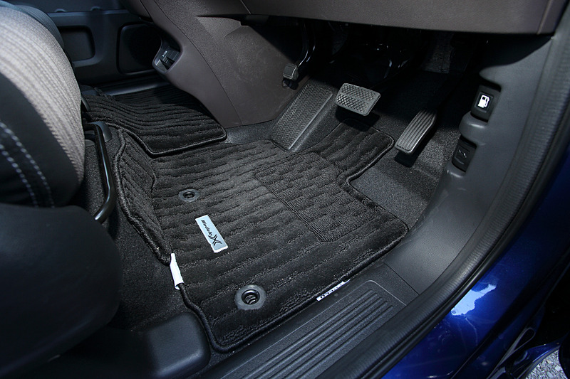 オープニング画面に「Modulo X」の文字を表示する9インチのプレミアムインターナビや、フロアカーペットマットも専用品