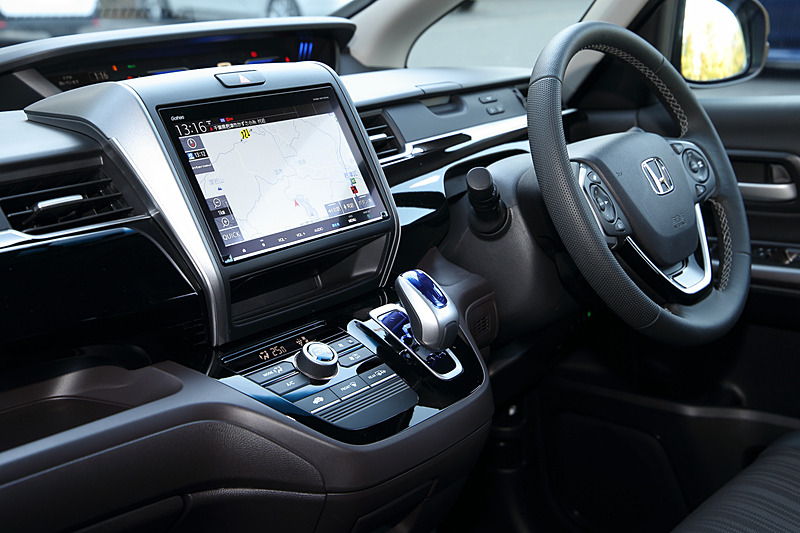 インテリアカラーは専用のブラック＆モカカラー。ピアノブラック調のインテリアパネルやブラック/モカのシート表皮を採用する