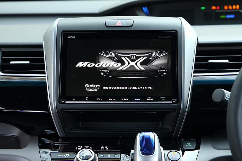 オープニング画面に「Modulo X」の文字を表示する9インチのプレミアムインターナビや、フロアカーペットマットも専用品