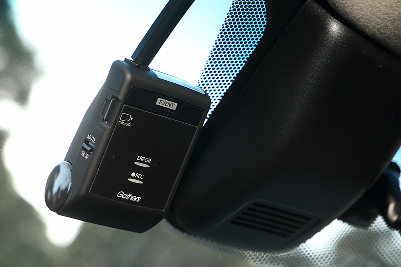 9インチのプレミアムインターナビとともに、ドライブレコーダー（ナビ連動タイプ/駐車時録画機能付）、USBジャック（1カ所）をセットにしたナビゲーションシステム装着車は21万9240円高の設定