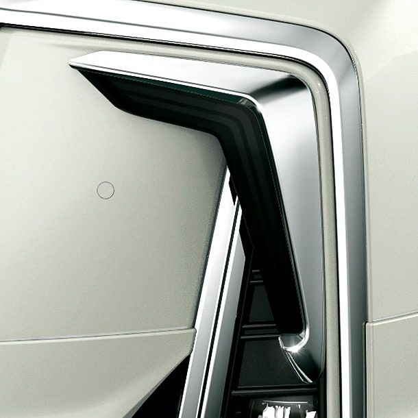 シグネチャーイルミブレード（8万6400円）。左が消灯時、右が点灯時