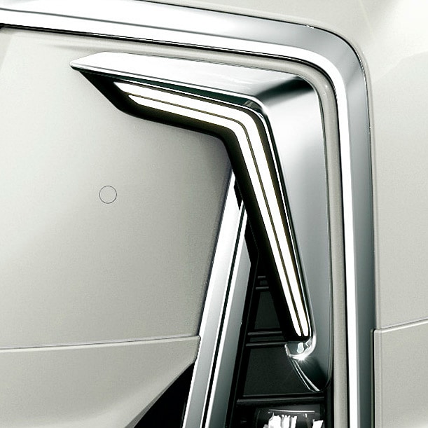 シグネチャーイルミブレード（8万6400円）。左が消灯時、右が点灯時