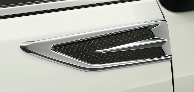 フェンダーガーニッシュ（メッキ・カーボン）。価格は4万6440円。（写真はアルファード）