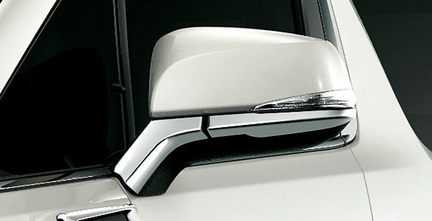 ミラーガーニッシュ（メッキ）。価格は1万8360円。（写真はアルファード）