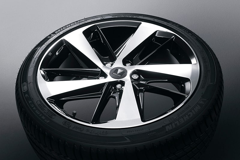 19インチ アルミホイール＆タイヤセット（ロックナット付）。価格は35万3160円。19×8.0Jサイズのホイール「MODELLISTA WingDancer VI＜ブラック×ポリッシュ＞」に、ミシュラン「Primacy3」（245/40 R19）を装着