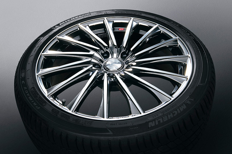 19インチ アルミホイール＆タイヤセット（ロックナット付）。価格は36万3960円。19×8.0Jサイズのホイール「ウェッズ レオニス CH＜ブラックメタルコートミラーカット＞に、ミシュラン「Primacy3」（245/40 R19）を装着