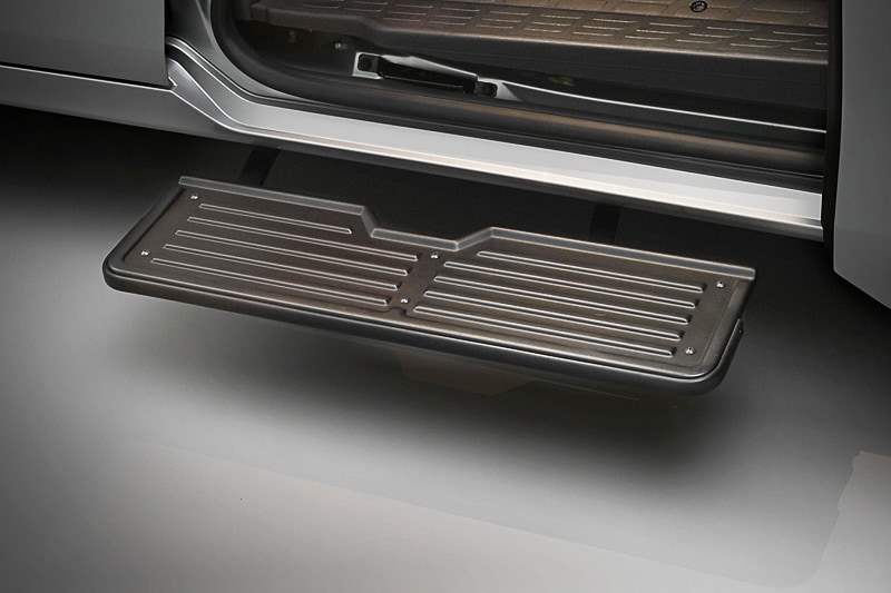 スライドドアの開閉に連動して自動で展開、格納するステップの「ステッパルS」（21万3840円）。夜間の乗降用にLEDライトを装着