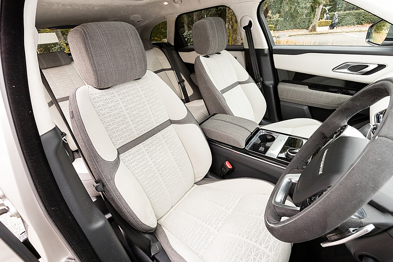 ヴェラール HSEのインテリア。シートはタップルグレー/ライトオイスター（プレミアムテキスタイル）のコンビネーション