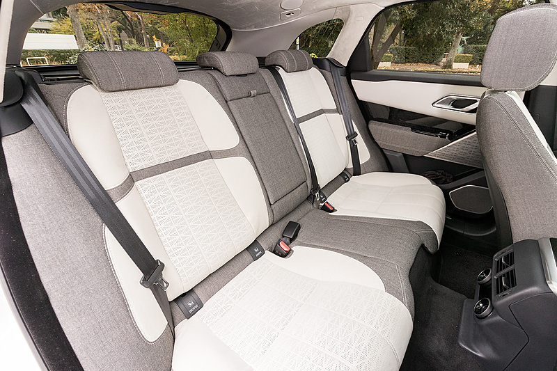 ヴェラール HSEのインテリア。シートはタップルグレー/ライトオイスター（プレミアムテキスタイル）のコンビネーション