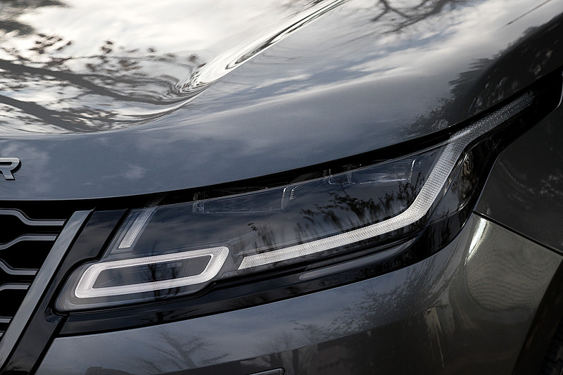 撮影車のヴェラール HSEではシグネチャーライト付マトリックスレーザーLEDヘッドライトを装備