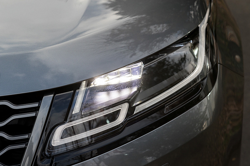 撮影車のヴェラール HSEではシグネチャーライト付マトリックスレーザーLEDヘッドライトを装備