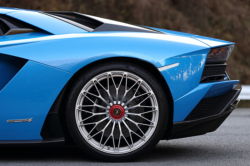 足下はフロント20インチ、リア21インチのアルミホイールにピレリ「P ZERO」（フロント255/30 ZR20、リア355/25 ZR21）を組み合わせる