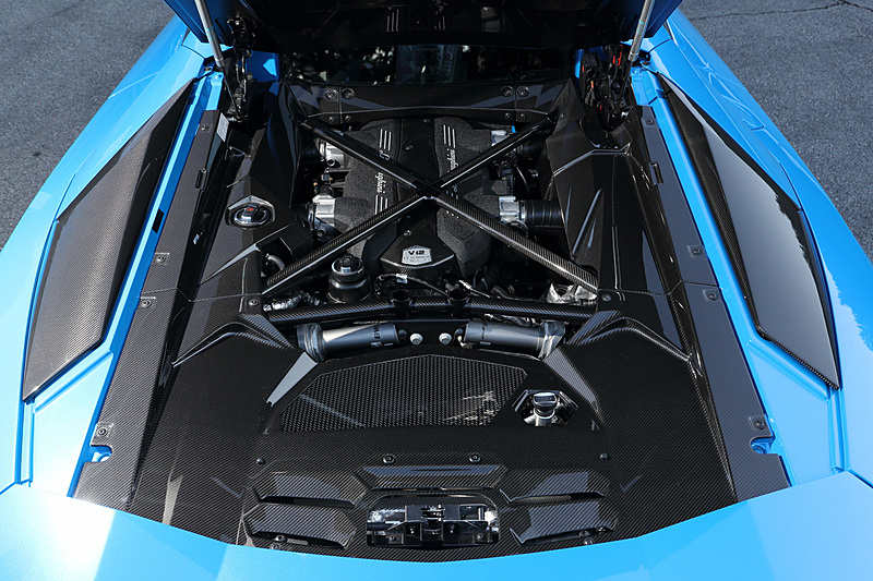 パワートレーンは最高出力544kW（740PS）/8400rpm、最大トルク690Nm/5500rpmを発生する自然吸気のV型12気筒6.5リッターエンジンにシーケンシャルトランスミッションの7速ISRを組み合わせる。駆動方式はフルタイム4WDで、0-100km/h加速は2.9秒という実力を持つ