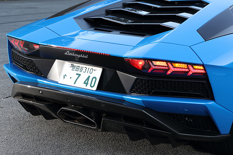 アヴェンタドール Sのエクステリアではフロントスプリッターの長さを延長し、空気の流れを変えることによって空力効率、エンジン＆ラジエーター冷却面を向上。リアまわりではブラックのディフューザーに垂直フィンを設定したほか、可動式のアクティブリアウイングは車速などに応じて3つの位置のいずれかに設定される