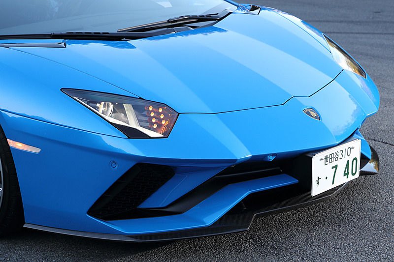 アヴェンタドール Sのエクステリアではフロントスプリッターの長さを延長し、空気の流れを変えることによって空力効率、エンジン＆ラジエーター冷却面を向上。リアまわりではブラックのディフューザーに垂直フィンを設定したほか、可動式のアクティブリアウイングは車速などに応じて3つの位置のいずれかに設定される