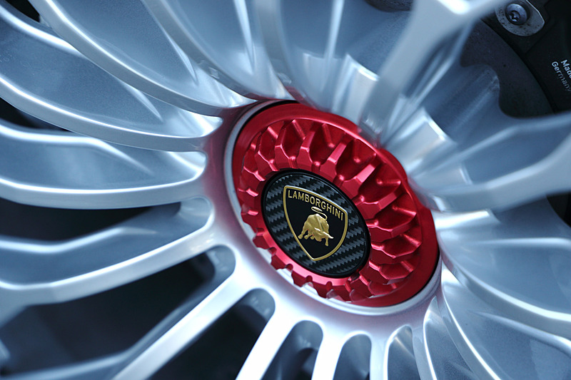 足下はフロント20インチ、リア21インチのアルミホイールにピレリ「P ZERO」（フロント255/30 ZR20、リア355/25 ZR21）を組み合わせる