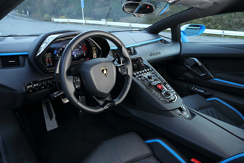 ブラックを基調にした精悍なインテリア。シートステッチなど要所にボディカラーと同色の加飾が与えられるほか、オプションの「インテリア・カーボンファイバー・フルパッケージ」（128万5740円）の装着でよりスパルタンに仕上がっている