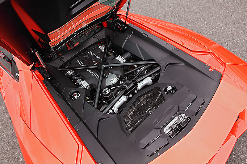 2012年に袖ヶ浦フォレストレースウェイで開催された試乗会から。写真の「アヴェンタドール」は低くワイドなウェッジシェイプのボディを特徴とし、最高出力515kW（700PS）/8250rpm、最大トルク690Nm/5500rpmのV型12気筒6.5リッターエンジンを搭載。トランスミッションは7速シングルクラッチAT