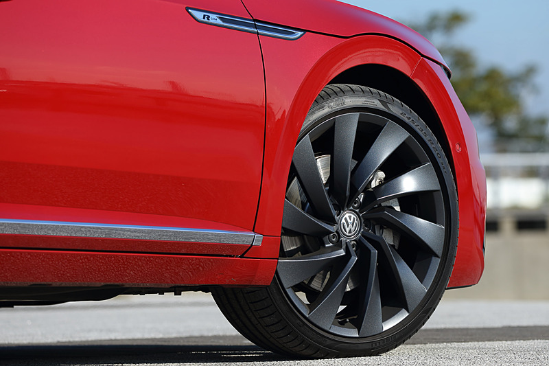 「R-Line 4MOTION Advance」は20インチアルミホイール（タイヤサイズは245/35 R20）を標準装備