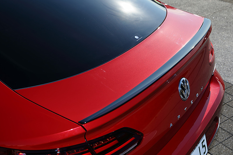 小ぶりなトランクスポイラーがスポーティな印象を高める