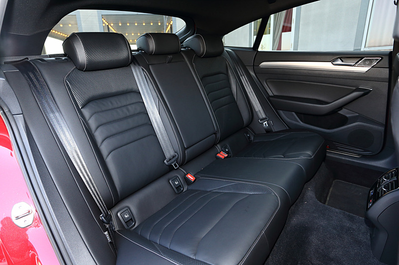 インテリアはブラック基調のR-Lineデザインを採用。本アルミを用いたデコラティブパネルやピアノブラックのセンターパネルなどで高級感を高めている