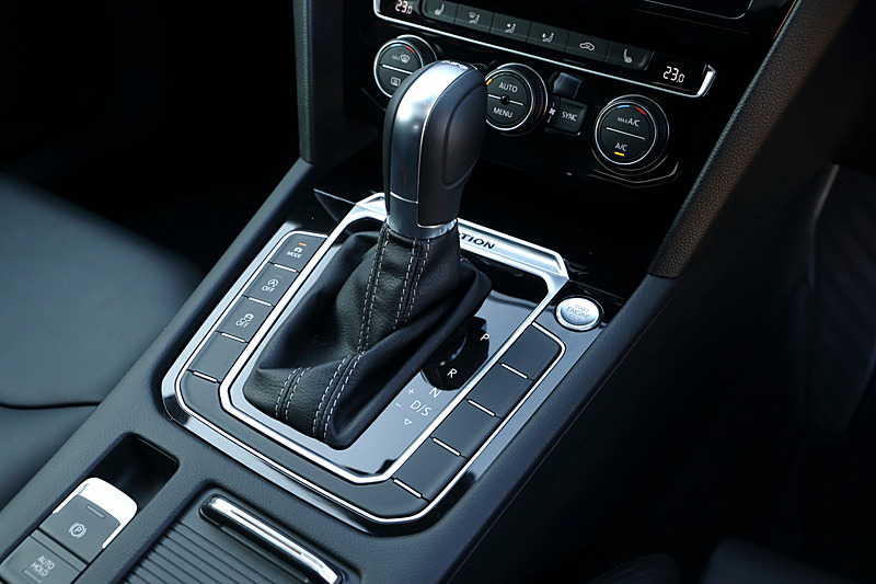 インテリアはブラック基調のR-Lineデザインを採用。本アルミを用いたデコラティブパネルやピアノブラックのセンターパネルなどで高級感を高めている