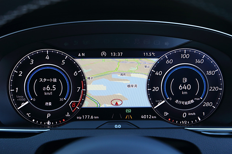 R-Line 4MOTION Advanceではアラウンドビューカメラ「Area View」、駐車支援システム「Park Assist」に加え、スタティックコーナリングライト、ダイナミックライトアシスト、ヘッドライトウォッシャー/オールウェザーライト、ヘッドアップディスプレイ、デジタルメータークラスター「Active Info Display」、パワーシート（運転席/助手席）、シートヒーター（運転席/助手席/後席左右）など、さまざまな快適装備が与えられる