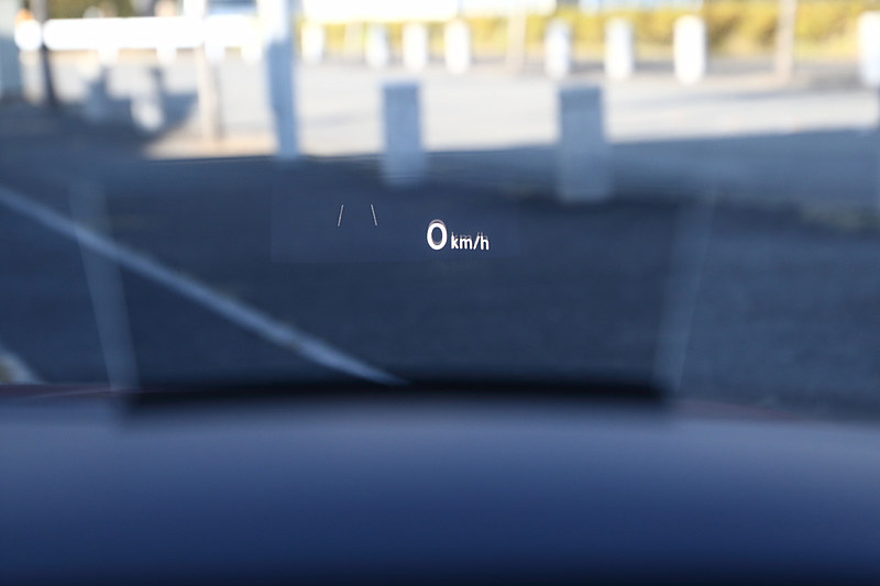 R-Line 4MOTION Advanceではアラウンドビューカメラ「Area View」、駐車支援システム「Park Assist」に加え、スタティックコーナリングライト、ダイナミックライトアシスト、ヘッドライトウォッシャー/オールウェザーライト、ヘッドアップディスプレイ、デジタルメータークラスター「Active Info Display」、パワーシート（運転席/助手席）、シートヒーター（運転席/助手席/後席左右）など、さまざまな快適装備が与えられる