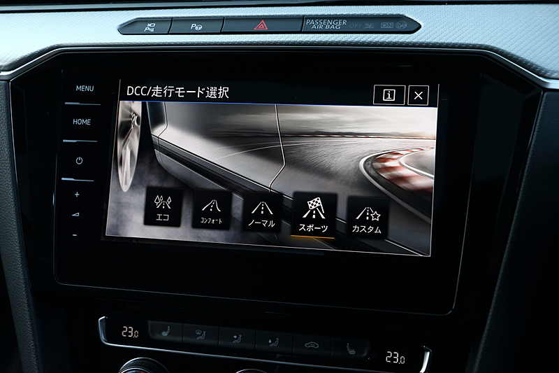 R-Line 4MOTION Advanceではアラウンドビューカメラ「Area View」、駐車支援システム「Park Assist」に加え、スタティックコーナリングライト、ダイナミックライトアシスト、ヘッドライトウォッシャー/オールウェザーライト、ヘッドアップディスプレイ、デジタルメータークラスター「Active Info Display」、パワーシート（運転席/助手席）、シートヒーター（運転席/助手席/後席左右）など、さまざまな快適装備が与えられる