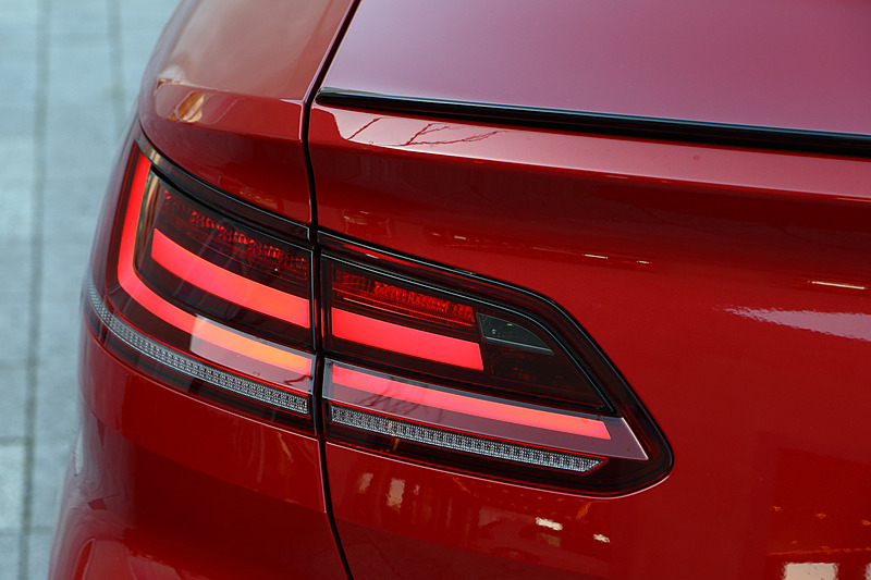 フロントまわりではアグレッシブなR-Lineバンパーを採用。ヘッドライトおよびテールランプはLED。また、フォルクスワーゲン初採用となる「デイタイムランニングライト」、万が一の事故の際に歩行者への衝撃を緩和する「アクティブボンネット」といった安全装備を採用している