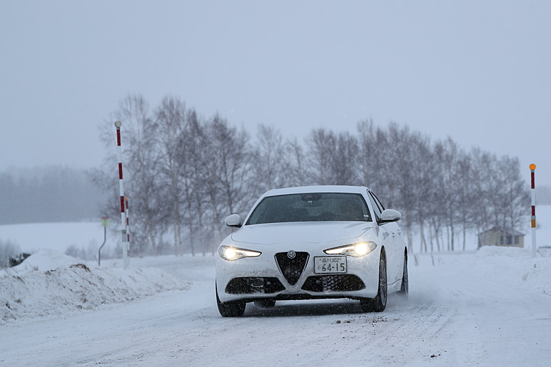 アルファ ロメオ「ジュリア ヴェローチェ」。価格は597万円。ボディサイズは4655×1865×1435mmで、ほかのタイプよりも全長が10mm長くなる。ホイールベースは2820mm。撮影車のボディカラーはアルファ ホワイト