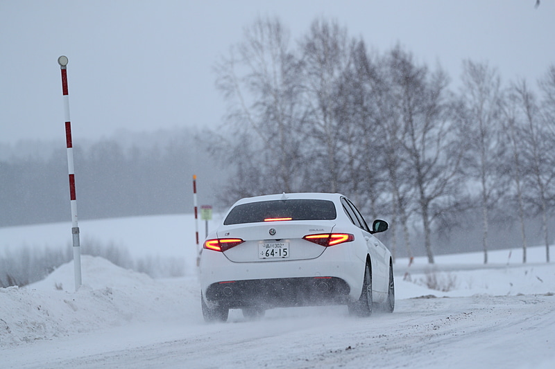 アルファ ロメオ「ジュリア ヴェローチェ」。価格は597万円。ボディサイズは4655×1865×1435mmで、ほかのタイプよりも全長が10mm長くなる。ホイールベースは2820mm。撮影車のボディカラーはアルファ ホワイト