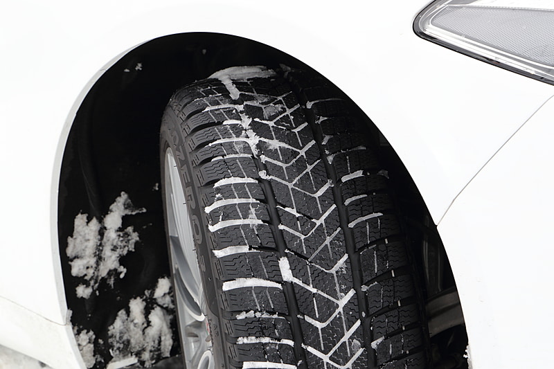 225/45 R18サイズのウィンタータイヤを装着