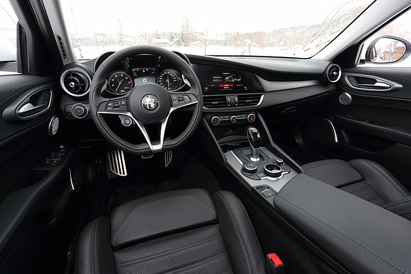 4WDのジュリア ヴェローチェは、現在は左ハンドル仕様のみを設定