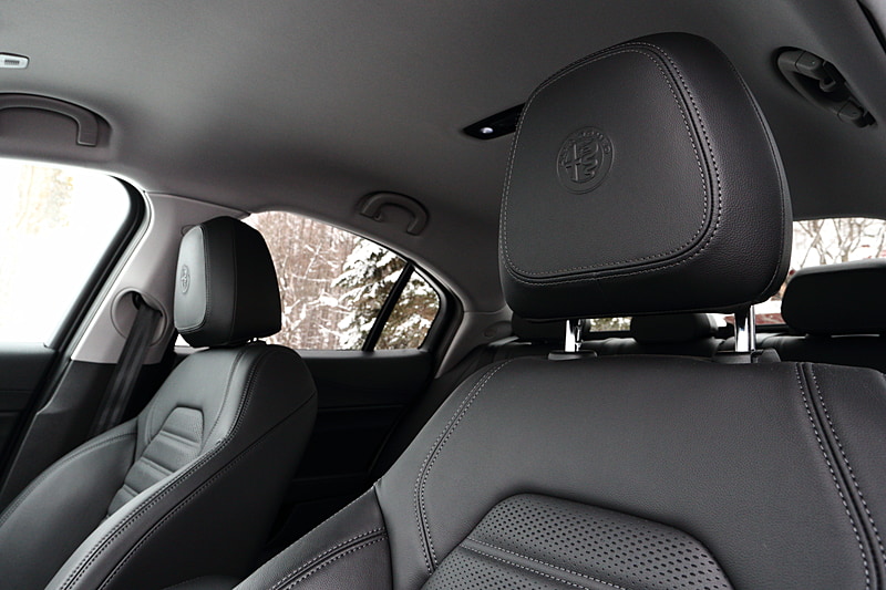 ヘッドレストにはアルファ ロメオのロゴがエンボス加工されている