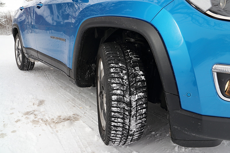 225/55 R18サイズのスタッドレスタイヤを装着