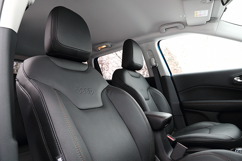 Jeepのロゴがエンボス加工されたレザーシートを装着